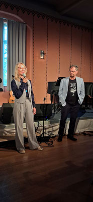 Vitalina Pucci (künstLich e.V.) und Dr. Horst Gerhard (DIG Mittelhessen e.V.) begrüßen das Publikum.