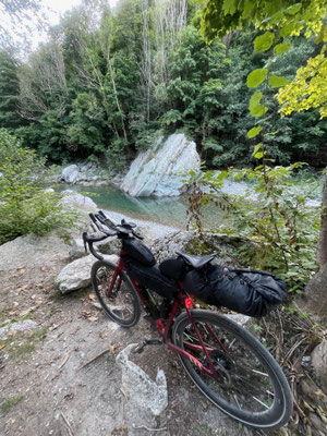 Versteckter Badeort in Ligurien