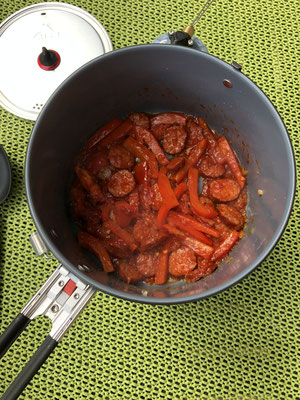 Paprika, Gewürze und Tomatenmark hinzugeben und weiter braten