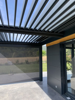 Pergola design créant un espace ombragé à Yenne