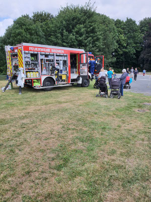 Taritara die Feuerwehr war da, die Kinder konnten sich einen umfangreichen Einblick in die Arbeit der Feuerwehrleute verschaffen