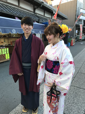 参道三橋哲郎商店様の前で２０歳ぐらいいですが一番着物が似合う年齢かしら可愛いすぎますね