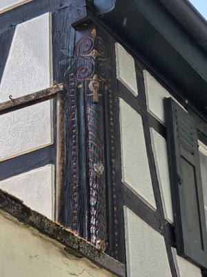 Der Eckpfeiler dieses Fachwerkhauses in der Darmstädter Straße enthält uralte Zierelemente und magische Schuzzzeichen, die sich auf alte heidnische Vorstellungen stützen.