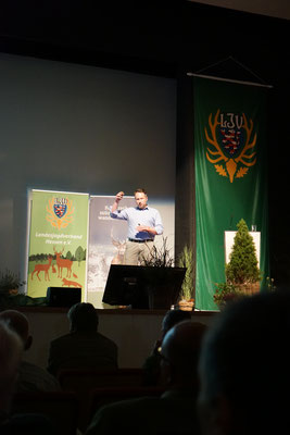 Betriebsleiter Vogel berichtete von den starken Schäl- und Verbissschäden im Betrieb Rothenbuch. 