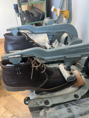 Diese Maschinen presst neue Sohlen auf die Schuhe. Sie isei besonders bei Soldaten beliebt, die neue Sohlen für ihre Kampfstiefel bräuchten.