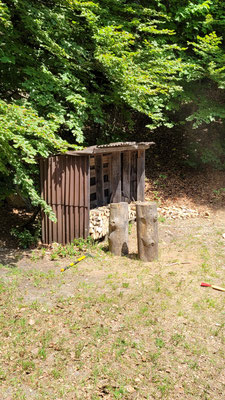 und die Holzhütte bei der Feuerstelle mindestens teilweise gefüllt.