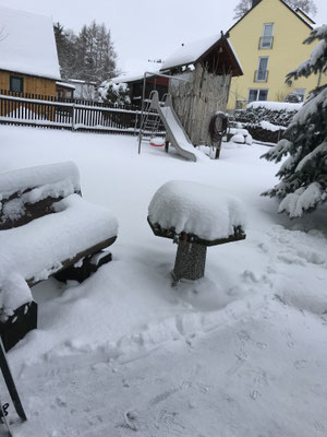 verschneiter Hauseingang zur Ferienwohnung