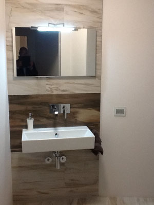 Bagno con rivestimento Jurassic Brown e Light Grey