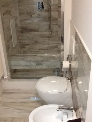 Bagno con rivestimento Light Grey