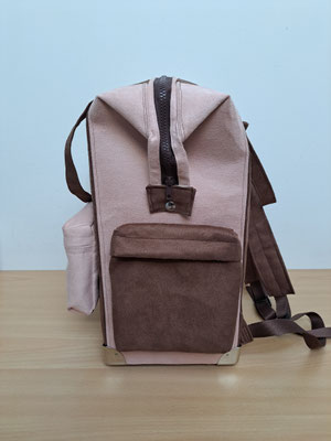 Le sac de voyage vue de côté 