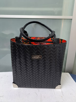 Grand sac en simili cuir tressé noir, intérieur en tissu wax 89 €