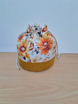 Baluchon en tissu fleuri orange et velours couleur moutarde