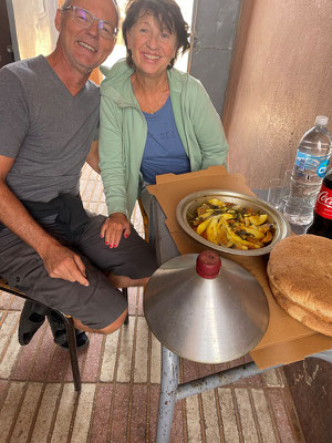 wir werden von den Gendarmen zum Essen eingeladen: