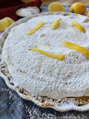 Tarte au Citron Nahaufnahme mit Zitronenschale als Topping
