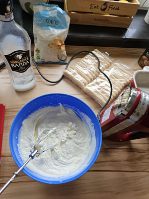 Zubereitung der Creme für Raffaello Tiramisu