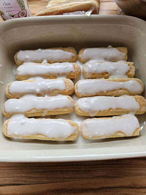 Getränkter Löffelbiskuit mit Kokosmilch für Raffaello Tiramisu