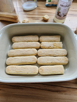 Löffelbiskuit in der Auflaufform für Raffaello Tiramisu