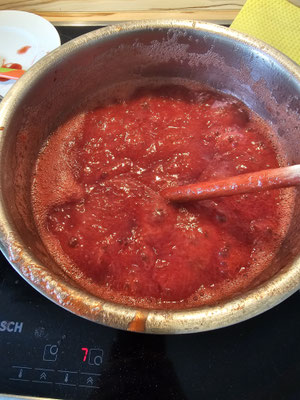 Erdbeermarmelade im Topf am Kochen