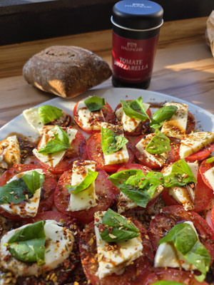 Insalata Caprese mit frischen Tomaten auf einem Telller