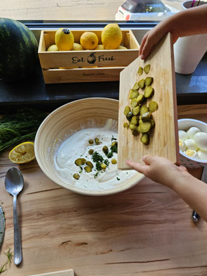 Geschnittene Essiggurken für Eiersalat
