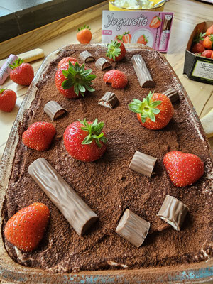 Cremiges Yogurette Tiramisu - leckeres Erdbeerdessert mit Yogurette