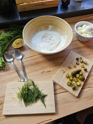 Mis en Place für die Zubereitung von klasssichem Eiersalat