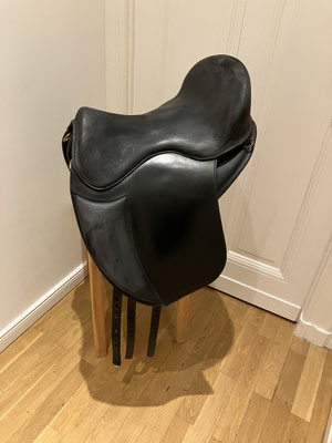 EVO XSB, Messing-Ringe, Sitz Dressage 17" Nubukleder schwarz, Blatt Dickleder schwarz, FF Bügelriemen, Lammfell Sitzbezug 