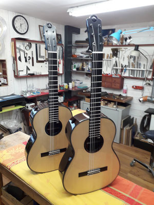 Vue des deux guitares jumelles SÖBESTH ROMANTIC fabriquées par Hervé Lahoun-H441guitare dans l'atelier et terminées 