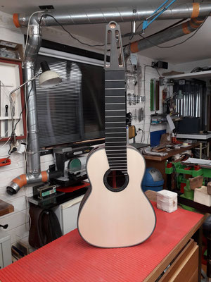 View of this 10-string guitar simply placed on its lower bout on the workbench, here the balance is perfect, typical of guitars by Hervé Lahoun-H441guitare