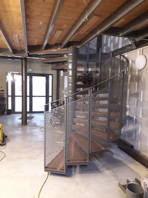 Atelier du luthier hervé lahoun-H441guitare déplacement escalier rez de chaussé vue coté jardin