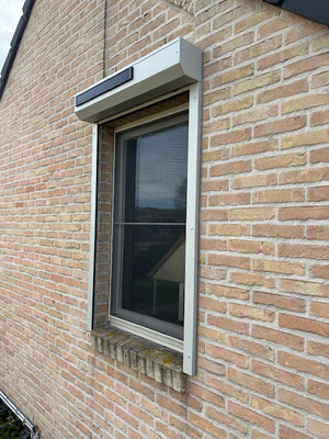 Rolluik met zonnecel RAL 7044s, witte lamellen