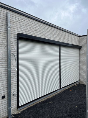 Rolluik met zonnecel RAL 9005 glans, beige lamellen
