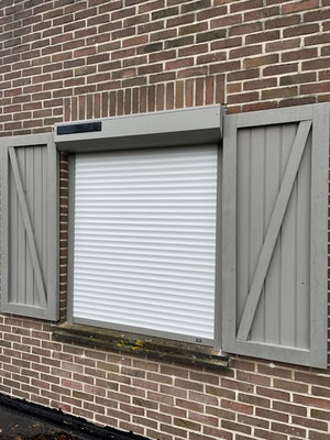 Rolluik met zonnecel RAL 7044s, witte lamellen