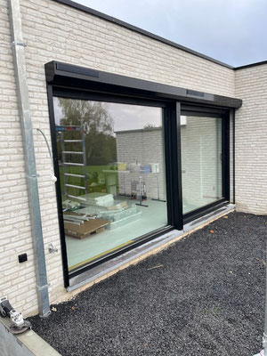 Rolluik met zonnecel RAL 9005 glans, beige lamellen