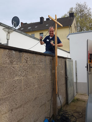 Das Fest ist zu Ende. Frank packt das Stromkabel weg.