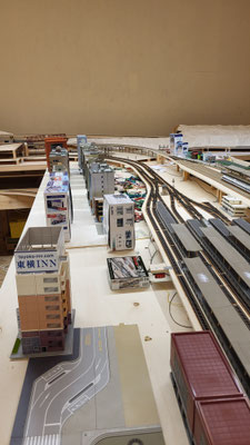 Sicht auf die Hauptstrasse, welche quer durch die Stadt vom Bahnhof Richtung Osten führt.