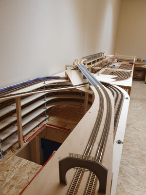 Im Vordergrund das Tunnelportal auf der Ostseite