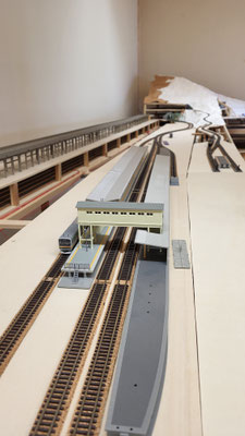 Sicht von der gegenüberliegenden Seite auf die Bahnhöfe von "Shutomachi".