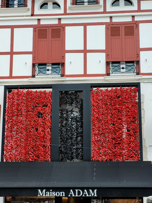 Façade de la maison Adam avec les piments rouges