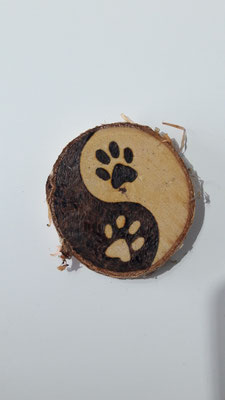 "YingYang Pfoten" Brandmalerei auf Birkenholzscheibe, Durchmesser 6cm