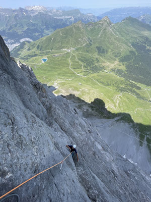 Ausstieg dritte Seillänge in grauem Fels
