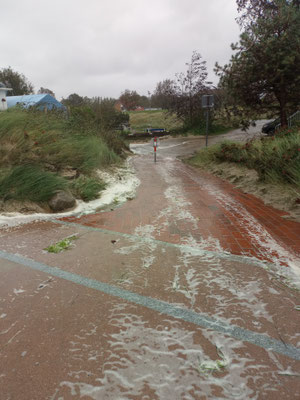 Fluten laufen über die Promenade in das dahinter liegende Land