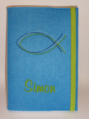 Stickdatei Dreilagiger Fisch in grün-blau-hellblau und Gummi in apfelgrün auf Filz in mittelblau, Schriftart Mural Script (Stickdatei: Rock-Queen)