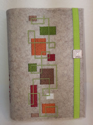 Stickmotiv Quadrate am laufenden Band in grün-kupfer-braun auf Filz in kamelhaar