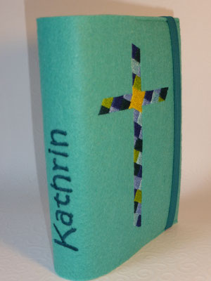 Stickmotiv Mosaik-Kreuz in blau-smaragd-grün, Gummi petrol auf Filz in türkis, Schriftart Kristen ITC