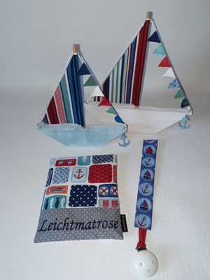 Wärmekissen mit Stoff "Maritime Collage" mit Deko-Booten und Schnullerkette mit "Maritime Kreise"