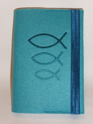 Stickmotiv Fische groß-klein in türkis auf Filz in lago (Stickdatei von Taera-DIY)