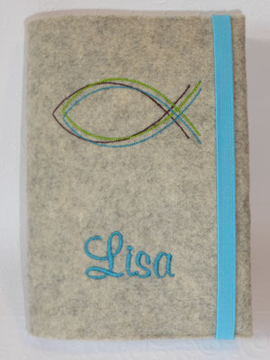 Stickmotiv Dreilagiger Fisch in türkis-braun-grün mit Gummi in türkis auf Filz in muschel-meliert, Schriftart Mural Script (Stickdatei: Rock-Queen) 