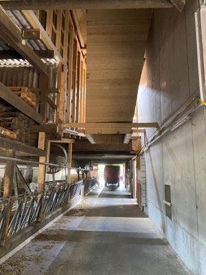 Tenn mit rechts den neuen Betonsilo-Wänden und mittig der neue Abwurfschacht für die Mischwagen-Füllung.