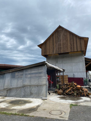 Die alten Standorte der Hochsilos sind vorne gut erkennbar. Hinten präsentiert sich die eindrückliche neue überdachte Betonsilo-Anlage.